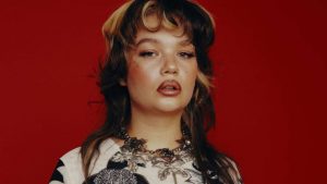 Lola Young cancela apresentação no Lollapalooza Brasil 2026