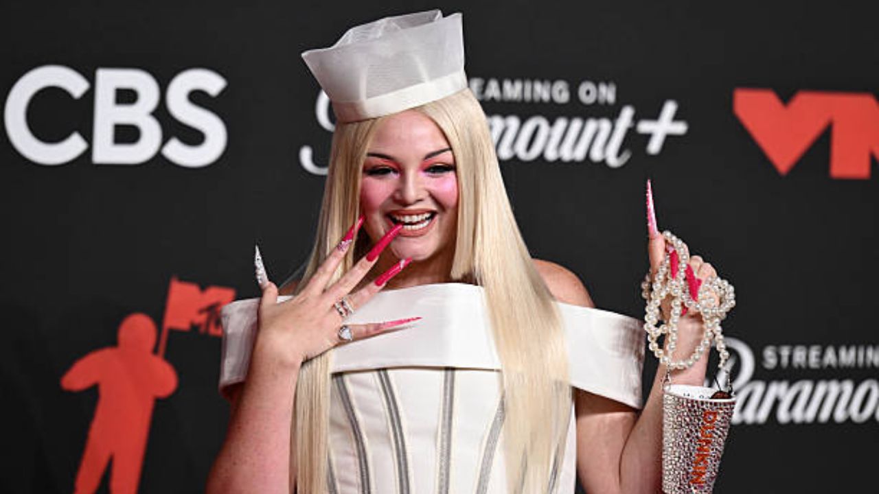 Comediante Megan Stalter no tapete vermelho do VMA 2025 | Reprodução/Noam Galai/Getty Images Embed