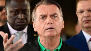Bolsonaro pede autorização a Moraes para deixar prisão domiciliar por motivos médicos