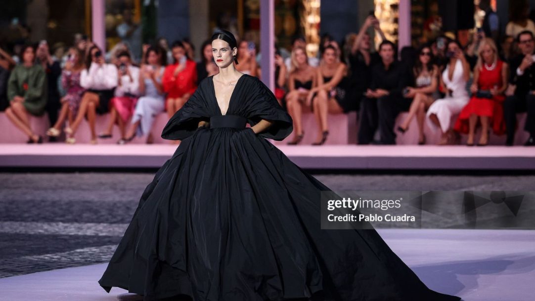 Carolina Herrera celebra sua história na coleção primavera/verão 2026