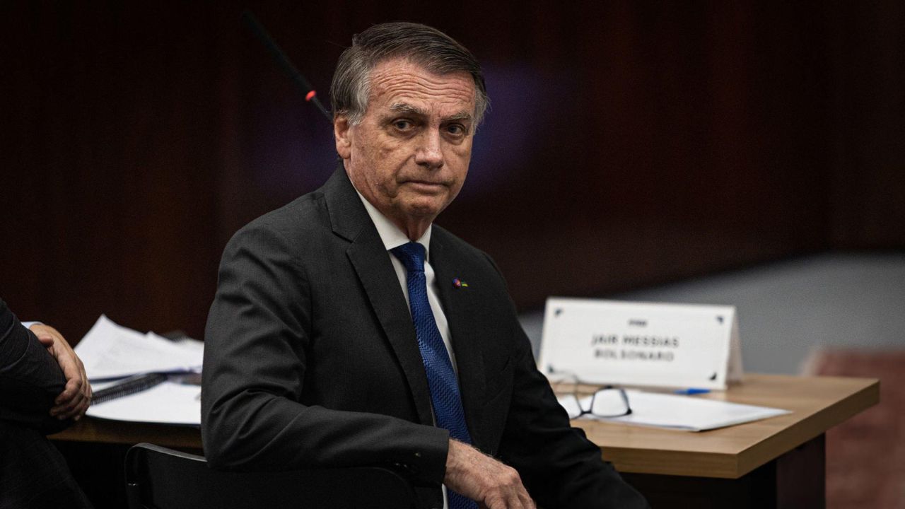 Jair Bolsonaro durante julgamento | Reprodução/Arthur Menescal/Bloomberg/Getty Images Embed
