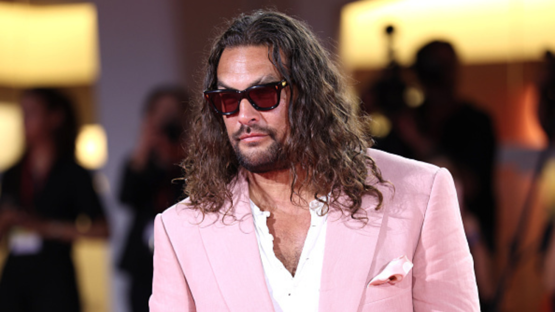 Jason Momoa exibe look rosa dos pés à cabeça no Festival de Veneza
