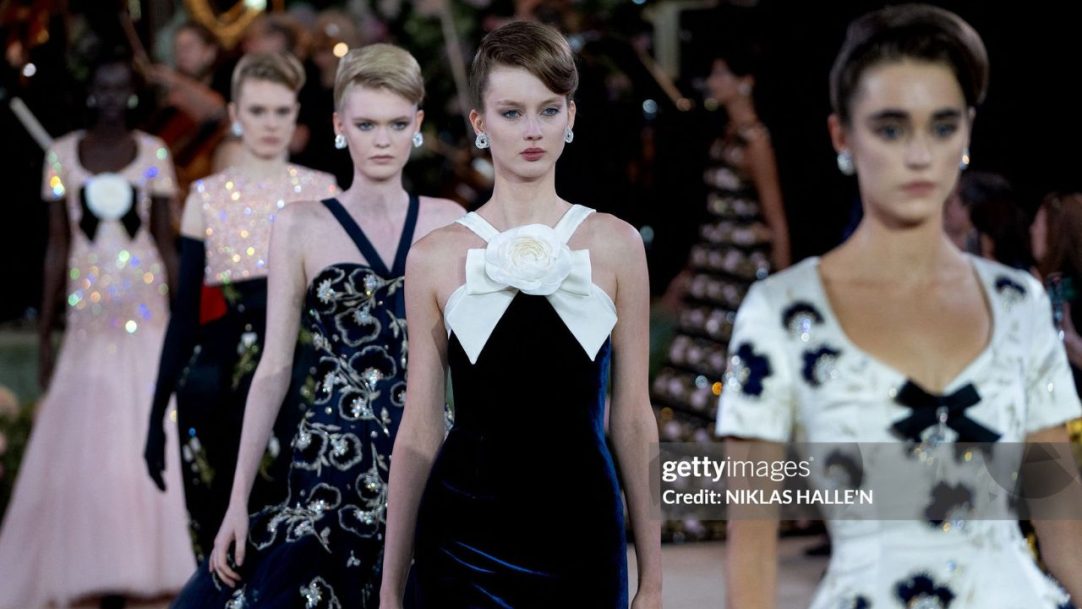 Richard Quinn transforma moda em espetáculo de ópera para coleção primavera 2026