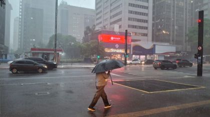 Frente fria chega e muda tempo em São Paulo