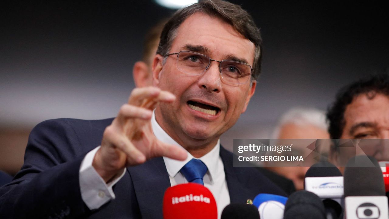 Senador Flávio Bolsonaro| Reprodução/Sergio Lima/Getty Images Embed