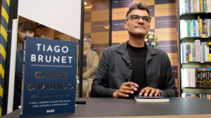 Autor best-seller e uma das vozes mais influentes em espiritualidade aplicada ao cotidiano, Tiago Brunet reúne mais de 500 pessoas no lançamento de seu mais novo livro