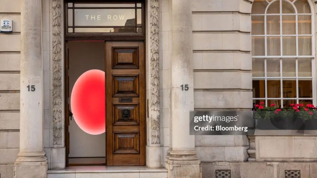 The Row tem fila quilométrica durante liquidação em Nova York