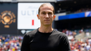 Jornal “As” apelida Filipe Luís de ‘rei do futebol brasileiro’