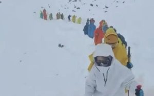 Socorristas buscam mais de 200 alpinistas presos no Everest após nevasca extrema