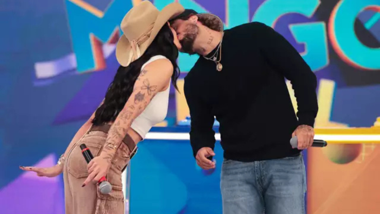 Ana Castela e Zé Felipe deram selinho no palco do programa Domingo Legal | Reprodução/Manu Scarpa/Brazil News