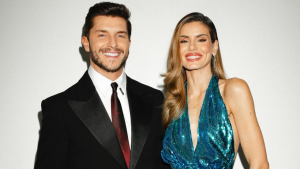 Camila Queiroz arrecada fraldas no chá de bebê e leva carinho a outras mães