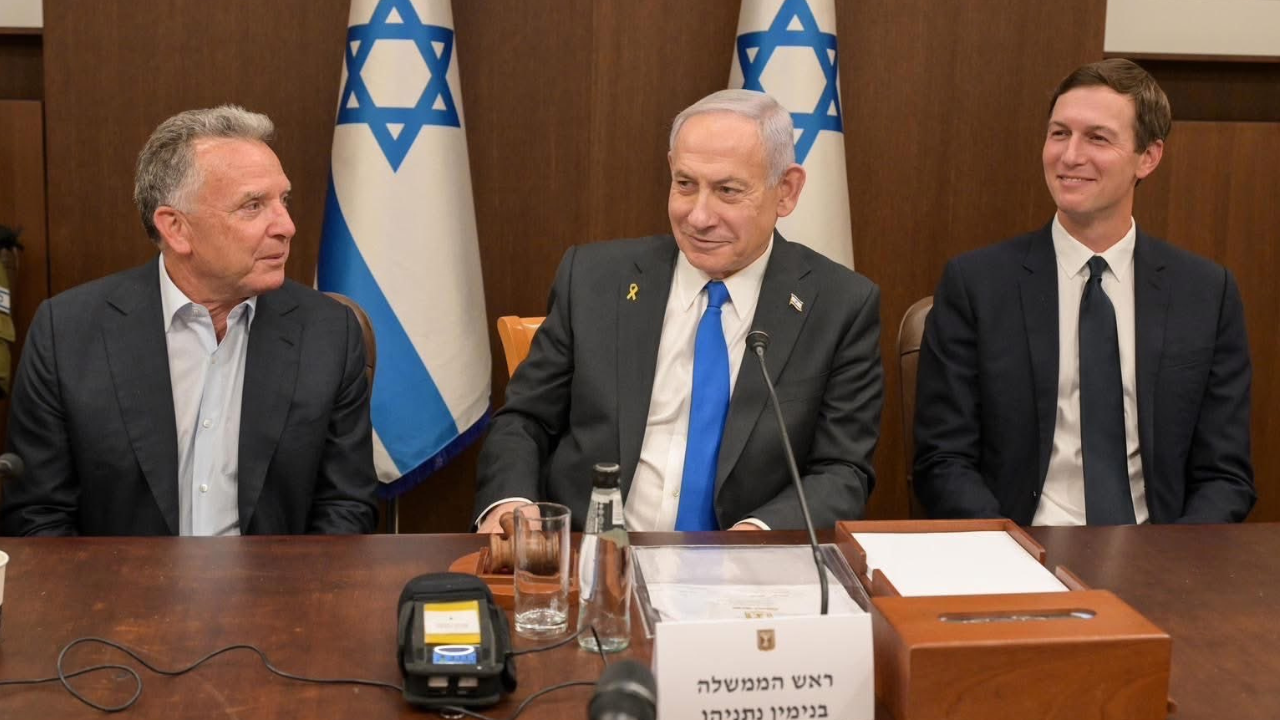 O primeiro-ministro Benjamin Netanyahu junto com o enviado especial do presidente Trump para o Oriente Médio, Steve Witkoff, e com o genro do presidente, Jared Kushner | Reprodução /X / Ma'ayan Toaf GPO @GPOIsrael