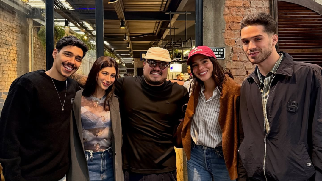 Bruna Marquezine e João Guilherme vão juntos à restaurante