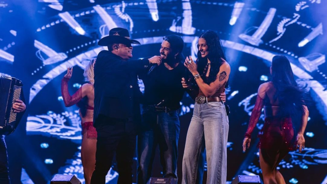 Ana Castela e Zé Felipe esbanjam sintonia em carícias durante show de Leonardo