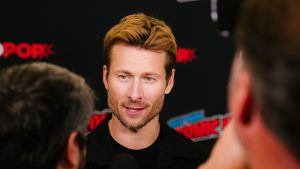 Glen Powell revela dicas de Tom Cruise para cenas de ação em novo filme