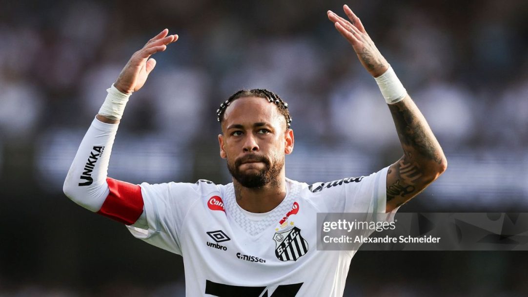 Neymar treina com bola e retorno ao Santos fica próximo