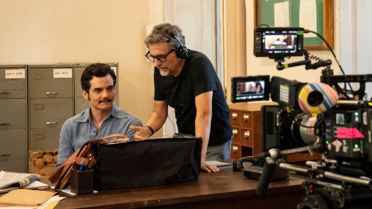 Wagner Moura e Kleber Mendonça Filho durante os bastidores de ''O Agente Secreto'' | Reprodução/X/@MidiaNINJA