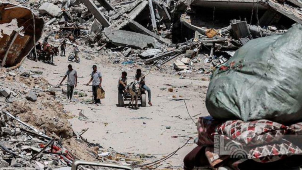 Palestinos em meio aos escombros após ataques de Israel | Reprodução/Instagram/@ethanlevinsz