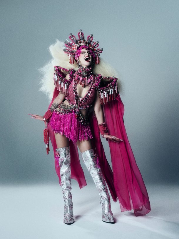 Bianca Andrade usando roupa trabalhada com petras e tons de rosa