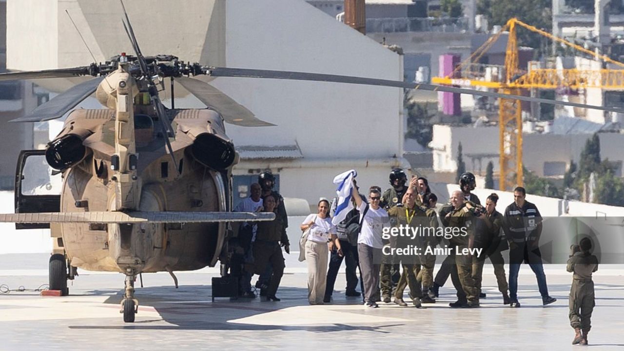 Reféns que foram libertados nesta segunda-feira (13) | Reprodução/Amir Levy/Getty Images Embed