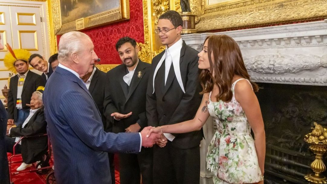 Anitta encontra Rei Charles III na Inglaterra junto com Cacique Raoni