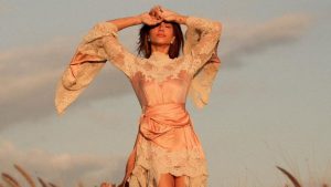 Giovanna Ewbank aposta em look ousado e posa com o marido em Paris