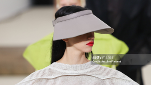 Issey Miyake explora cores e formas na Semana de Moda de Paris