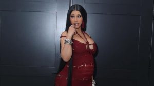 Cardi B confessa estar há três meses sem lavar o cabelo e fãs comentam