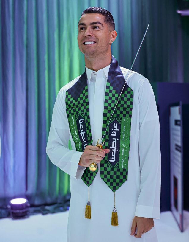 Cristiano Ronaldo quebra recorde ao se tornar o único jogador bilionário no futebol