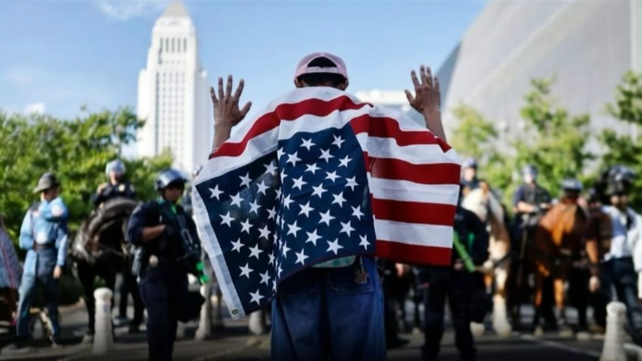 Manifestantes em protesto contra Donald Trump | Reprodução/Instagram/@metropolis 