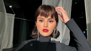 Selena Gomez lança “In The Dark” e brilha na trilha da série Ninguém Quer