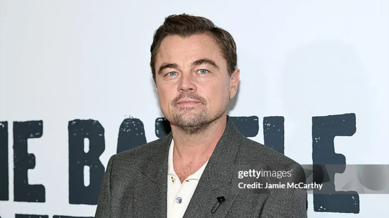 Leonardo DiCaprio em foto promocional de “Uma Batalha Após a Outra” | Reprodução/GettyImagesEmbed/JamieMcCarthy