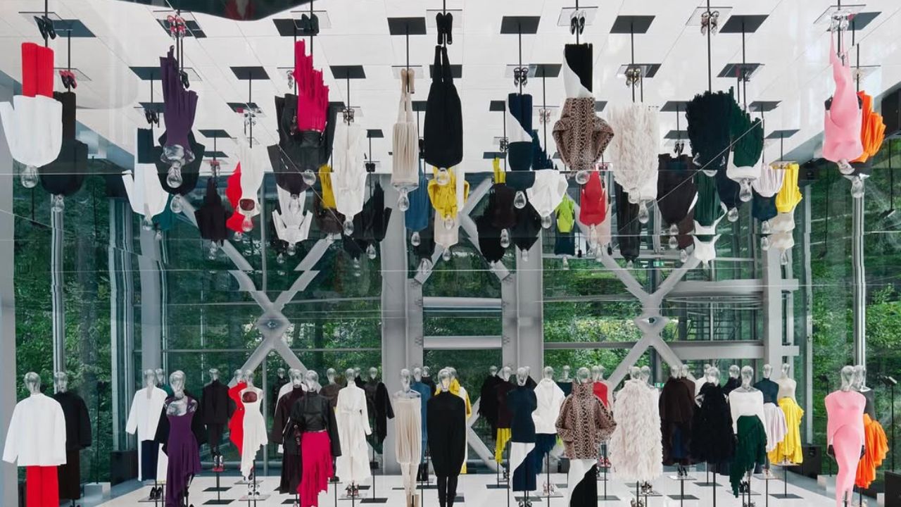 Instalação com todas as peças do desfile da coleção primavera verão 2026 da Alaïa  | Reprodução /Instagram/@maisonalaia