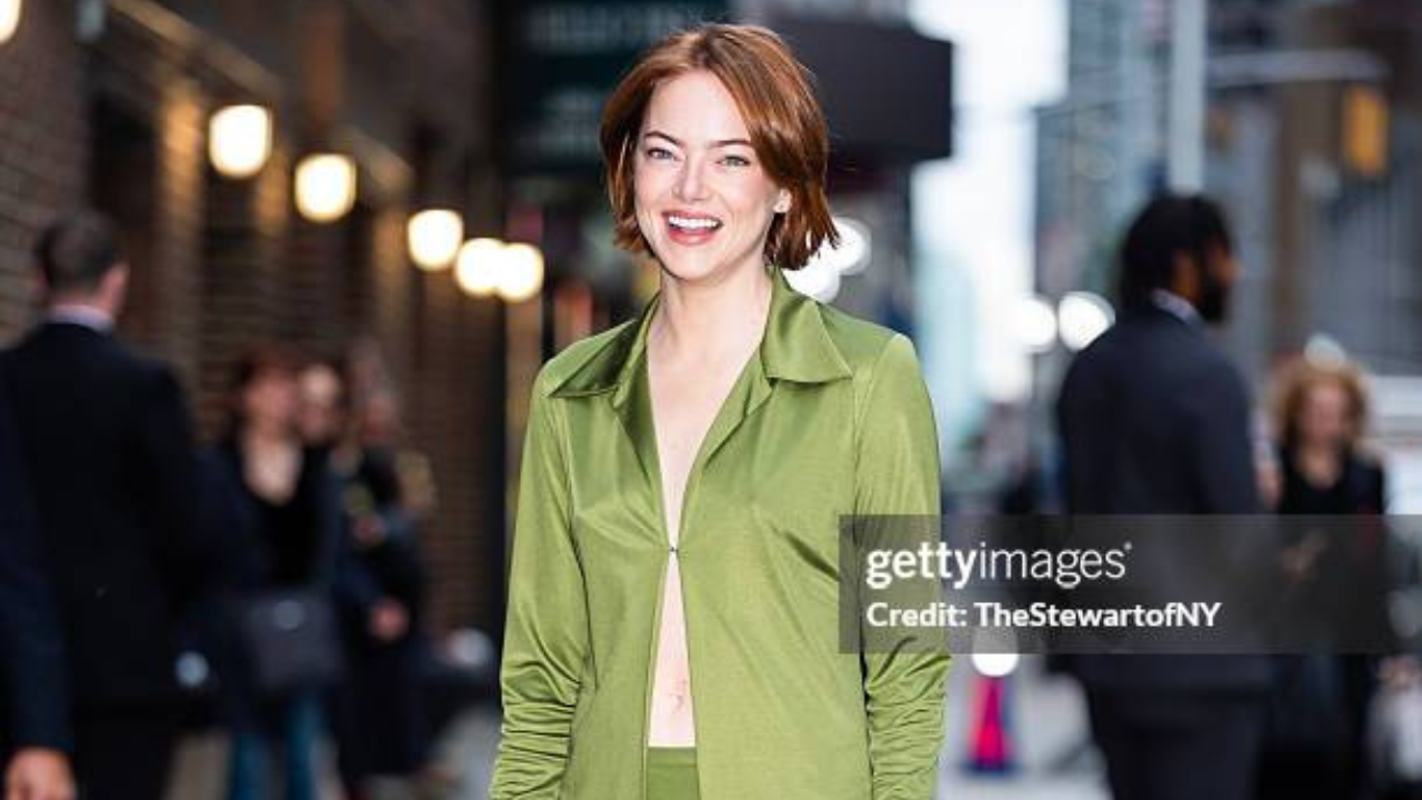Emma Stone revive look marcante usado por Gywneth Paltrow |  Reprodução/TheStewartofNY/Getty Images Embed