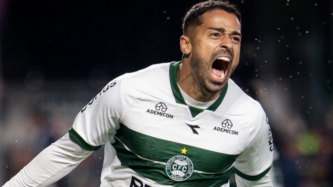 Coritiba vence Atlético-GO e se isola na liderança da Série B