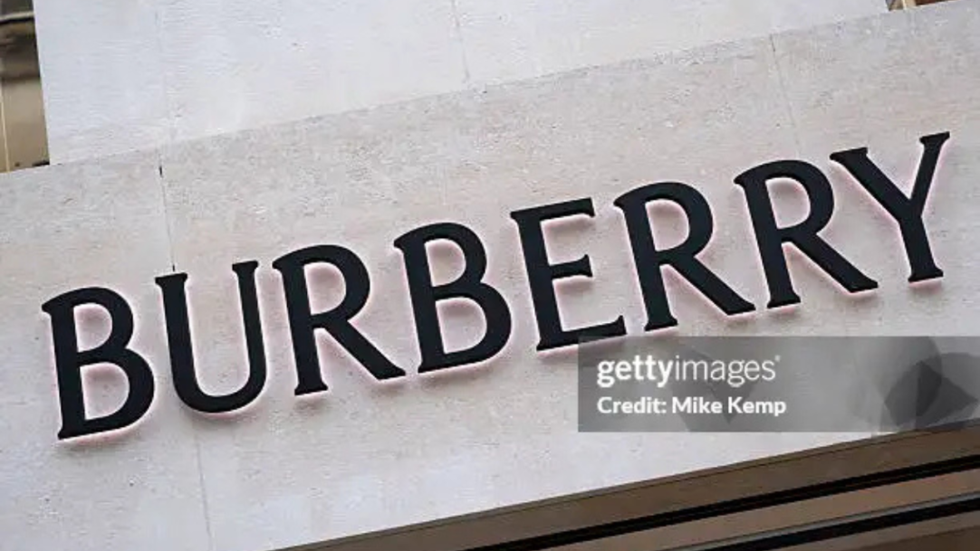 Burberry reinaugura loja com xadrez em 30 tonalidades