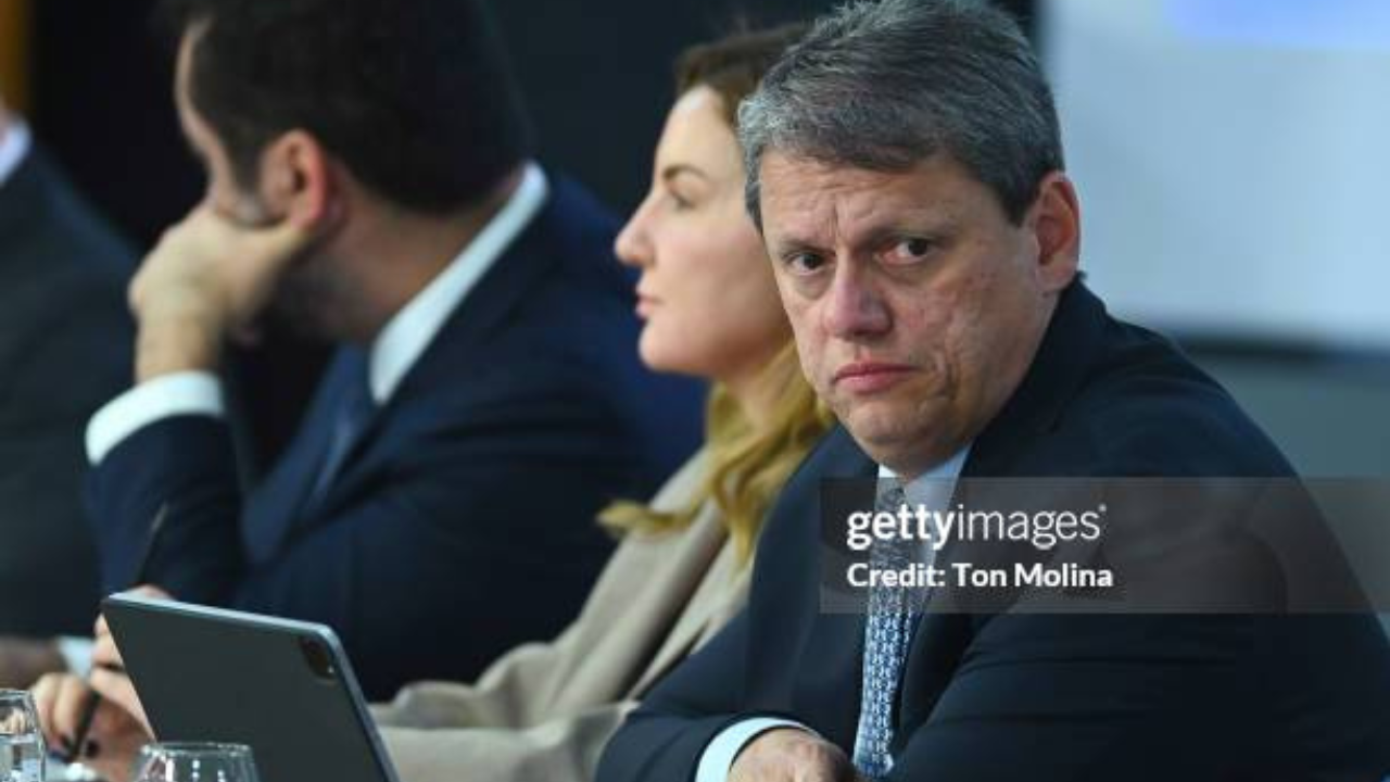 Tarcísio de Freitas fala sobre a intoxicação por metanol l
Reprodução/Ton Molina/Getty Images Embed