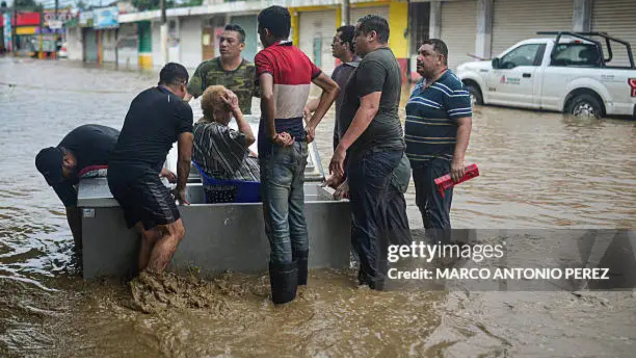 Muitas famílias desabrigadas após chuvas e inundações intensas no México l
Reprodução/MARCO ANTONIO PEREZ/AFP/Getty Images Embed