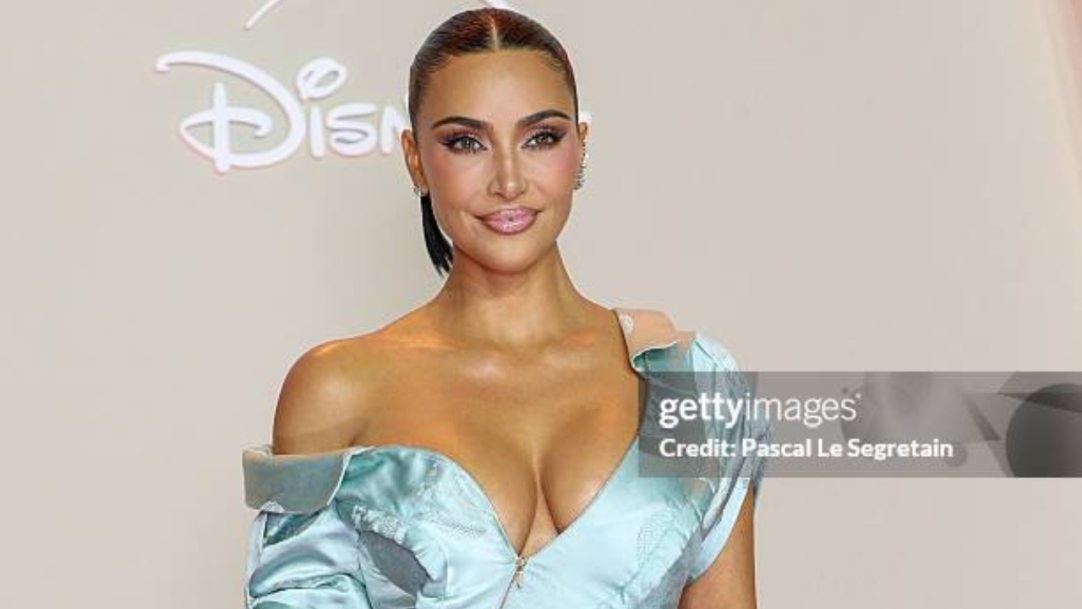 Kim Kardashian desfila vintage Dior no tapete vermelho na estreia de All’s Fair