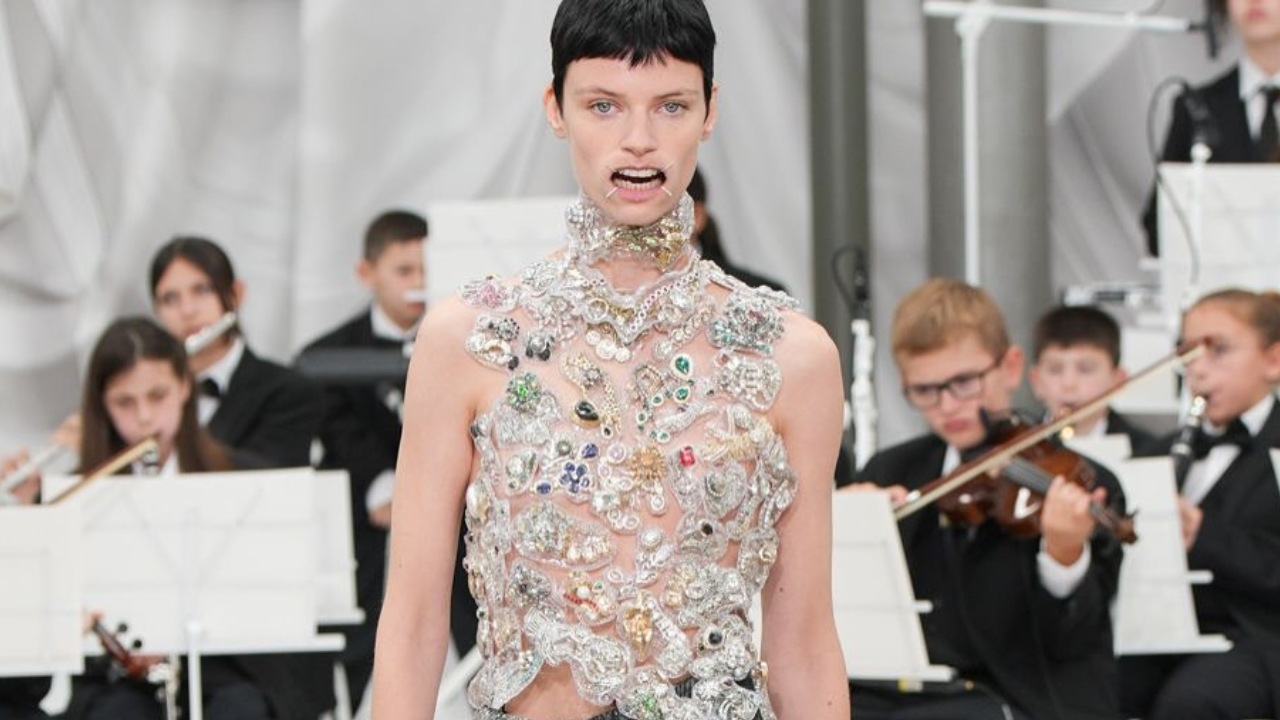 Modelo para desfile de Maison Margiela | Reprodução/Instagram/@bella.feoli