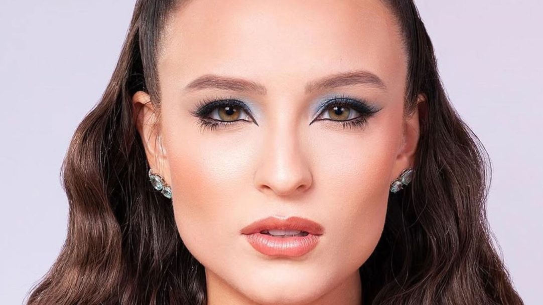 Larissa Manoela surpreende de topless em campanha
