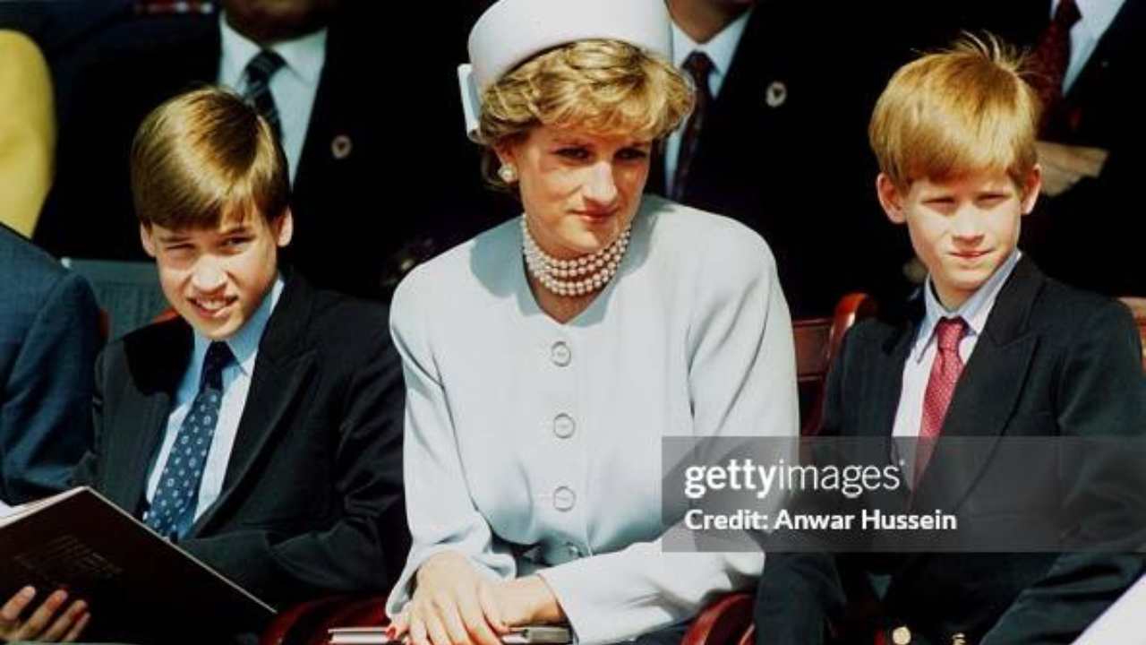Princesa Diana com os filhos, William e Harry | Reprodução: Anwar Hussein / Getty Images Embed