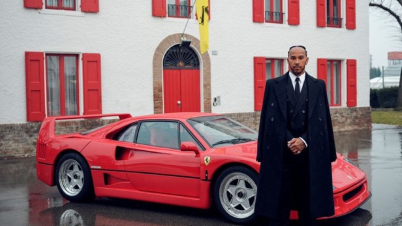 Lewis Hamilton com uma Ferrari | Reprodução/x/@brooklynguynba