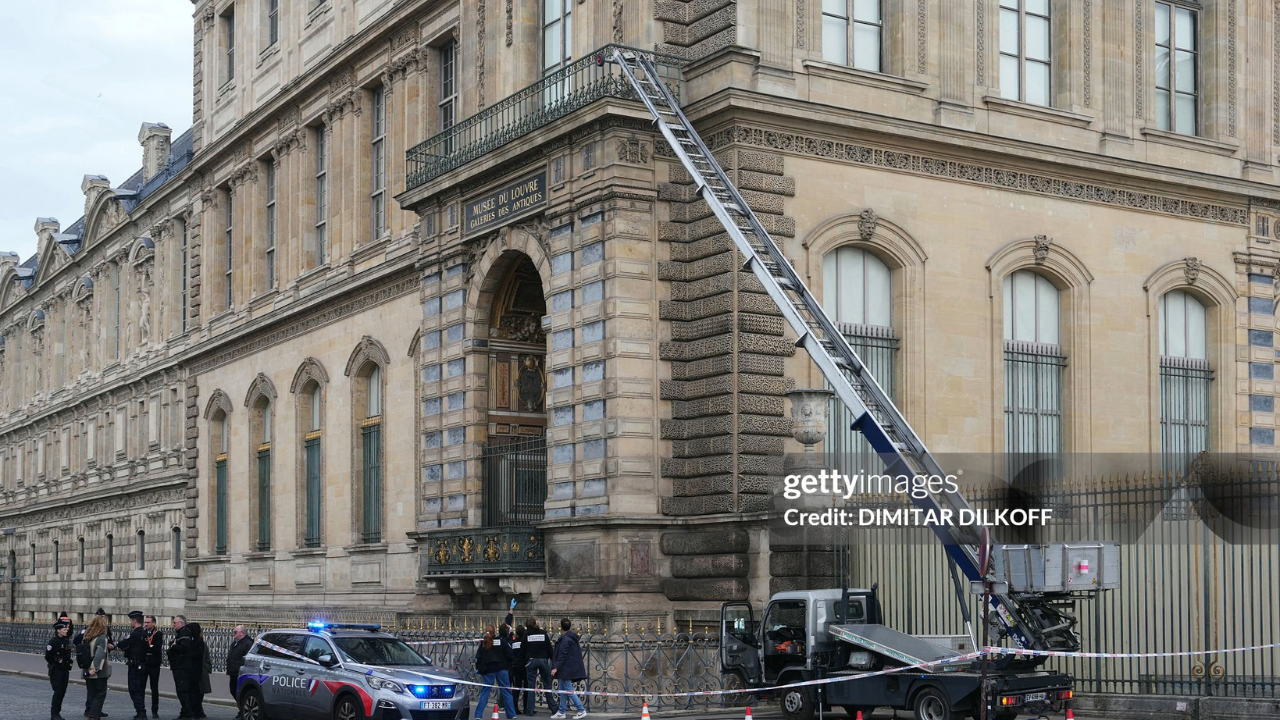 Polícia isola área após roubo no Louvre em Paris | Reprodução/ Dimitar Dilkoff/Getty Images Embed