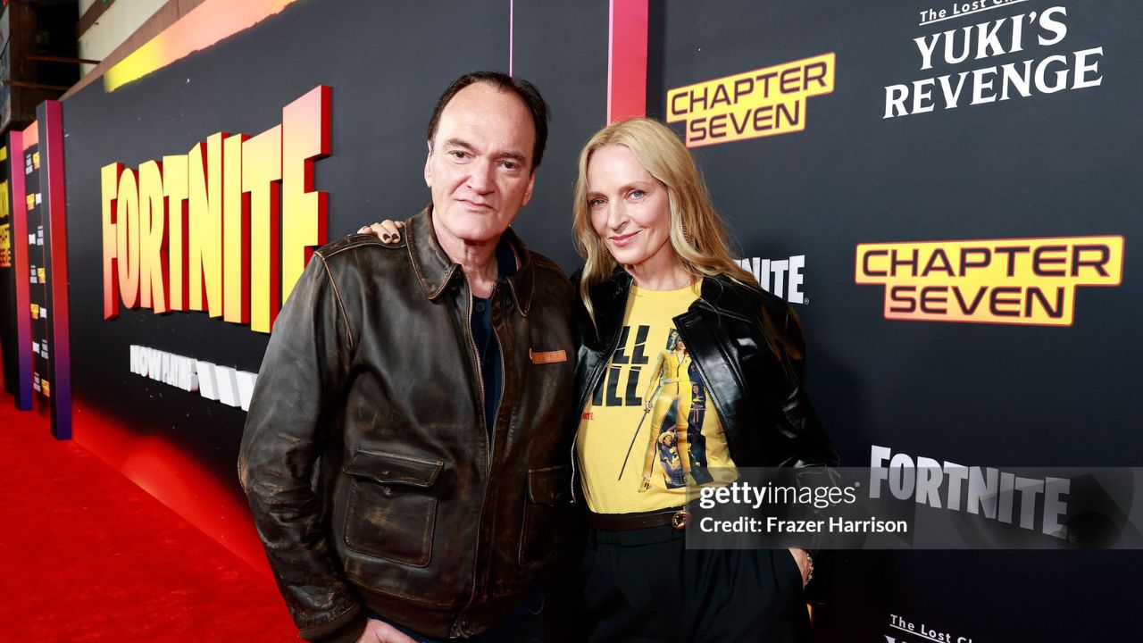 Quentin Tarantino e Uma Thurman em "Fortnite Now Playing"  | Reprodução/Frazer Harrison/Getty Images Embed