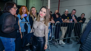Sandy marca presença em show com novo namorado