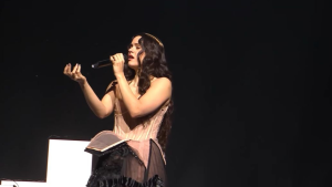 Rosalía impressiona com vocais potentes e angelicais em primeira apresentação da era “LUX”