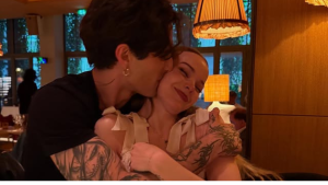 Dove Cameron e Damiano David são vistos com anel de noivado