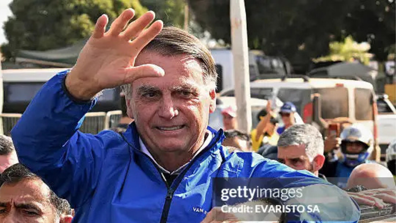 Bolsonaro acenando para uma multidão | Reprodução/EVARISTO SA/Getty Images Embed