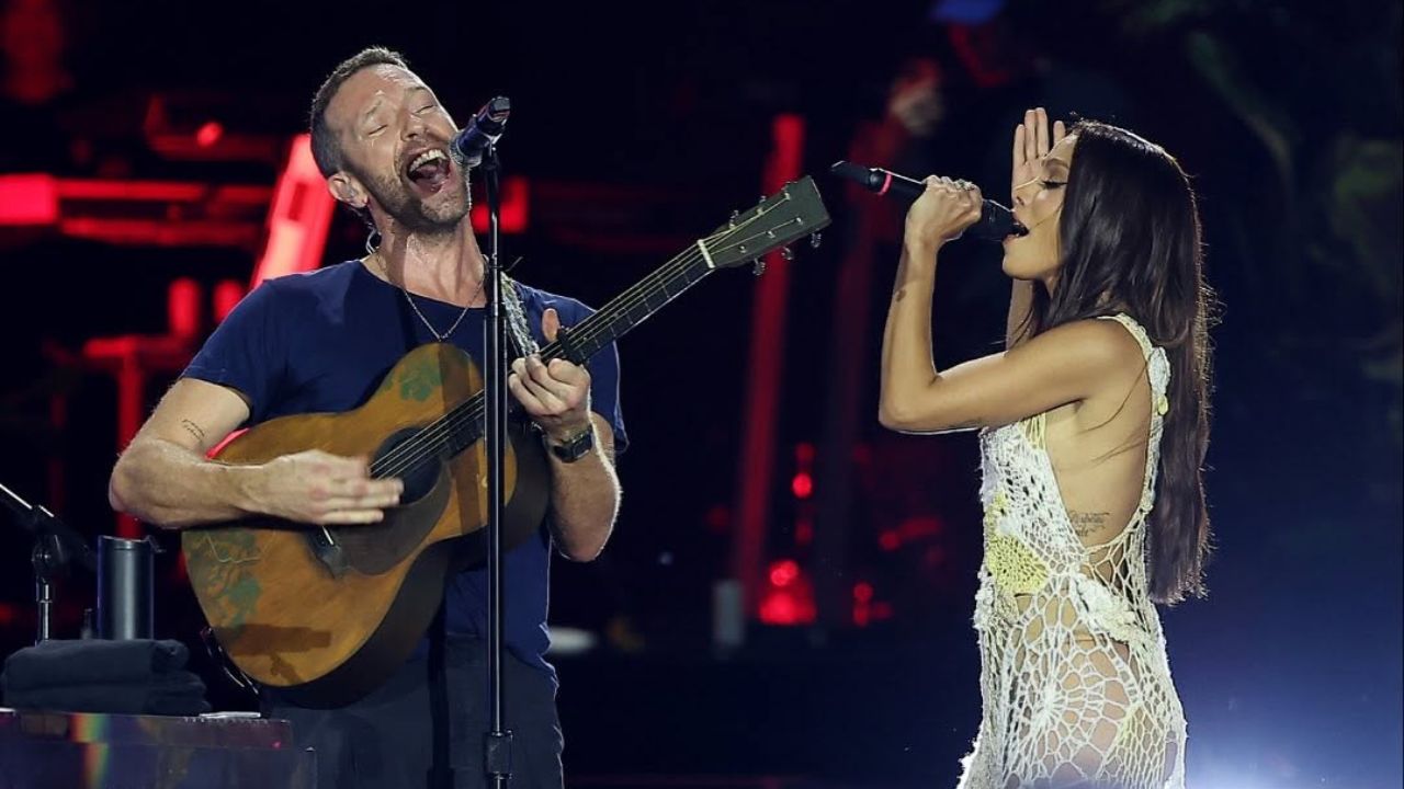 Chris Martin, vocalista do Coldplay, ao lado de Anitta | Reprodução/Instagram/@glblctzn